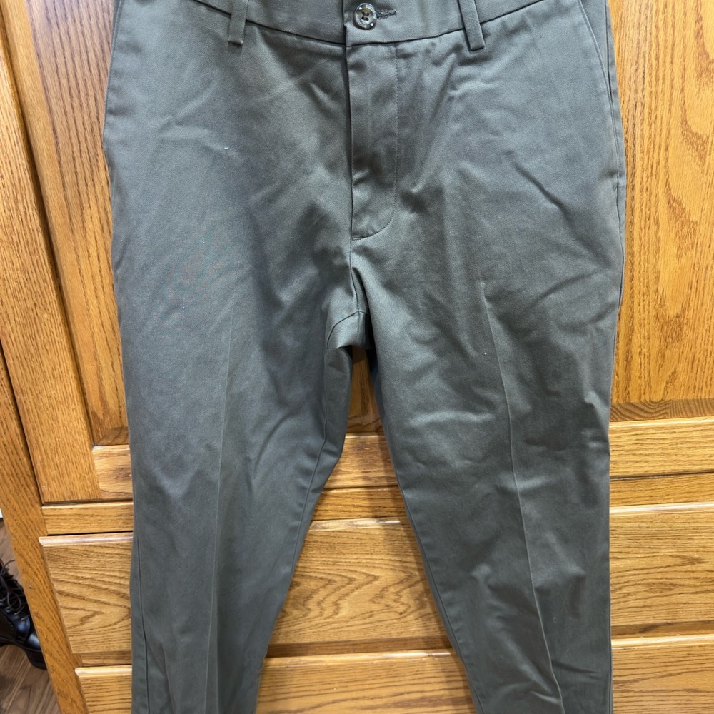 Dockers Men's Grey/Gray Khaki Athletic Fit Size 29x30 Stretch Pants